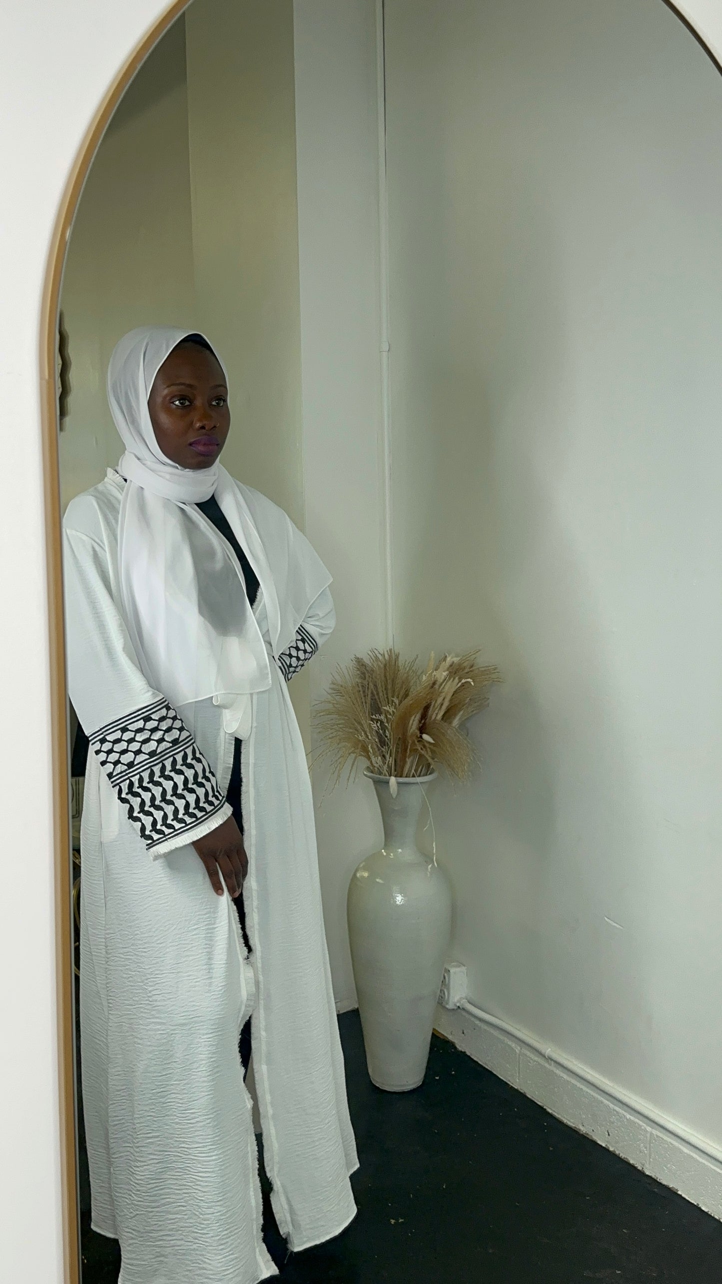 River to the Sea Abaya - Le Décor