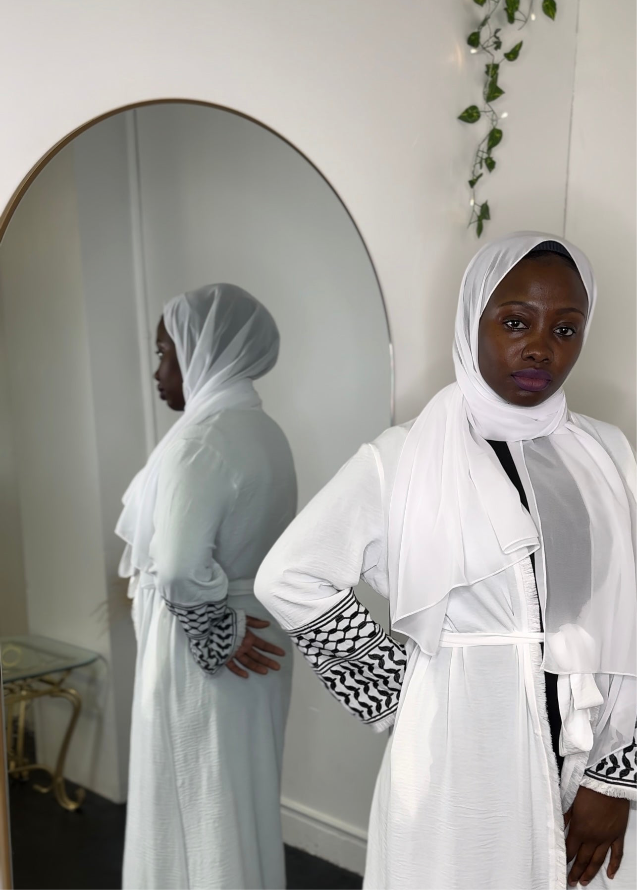River to the Sea Abaya - Le Décor
