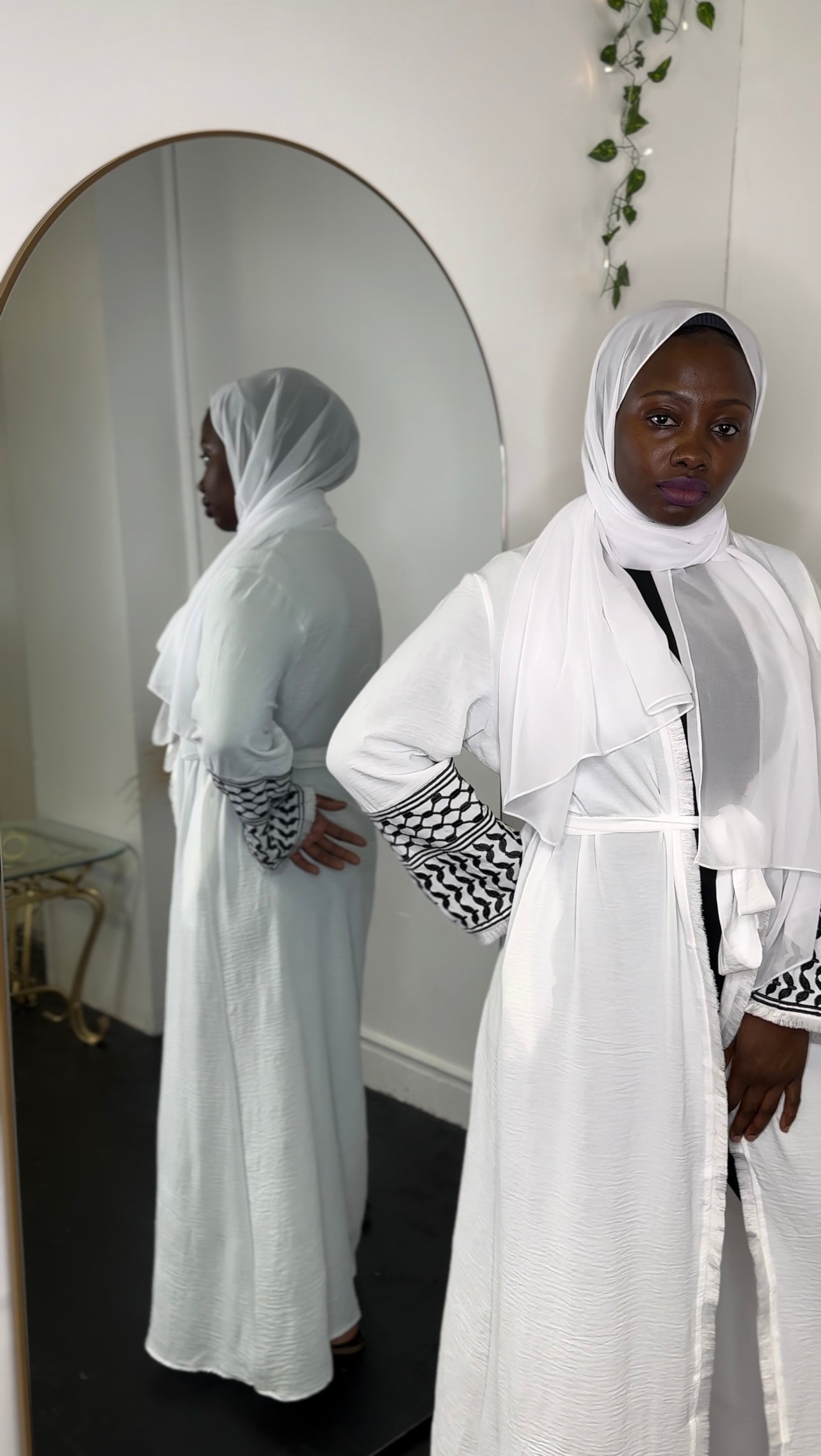 River to the Sea Abaya - Le Décor