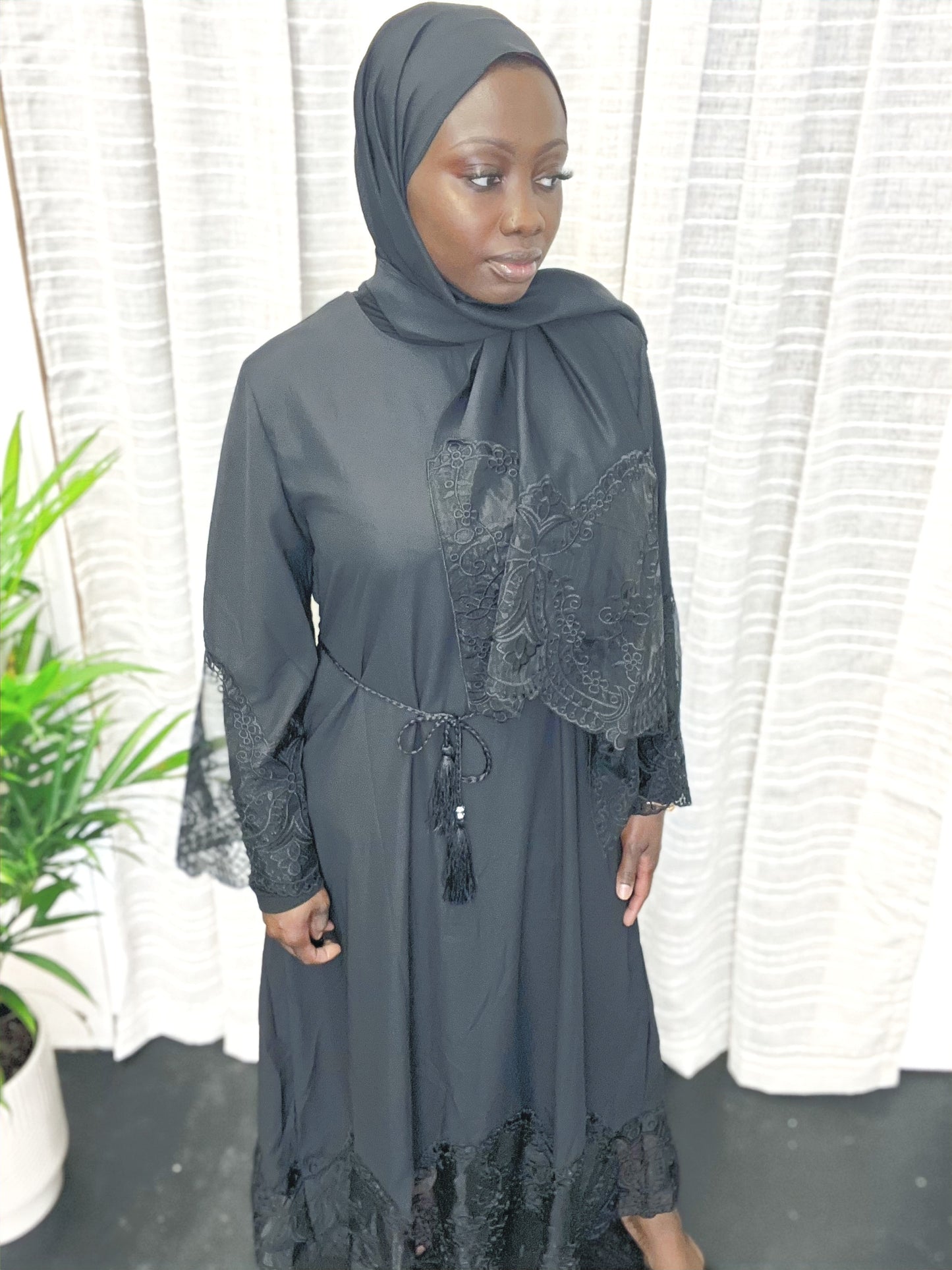 Laila Abaya W/ Hijab - Le Décor